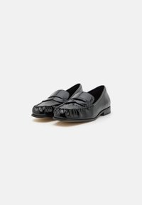 Zwarte leren loafers met een glanzende afwerking, met een gevoerde neusontwerp, gedetailleerde stiksels en een lage, platte hak.