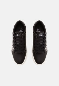 Černé syntetické tenisky s hladkým povrchem, bílo gumovou podrážkou, šněrováním vpředu a logem na boku.