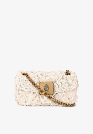 Bolso beige con diseño floral texturizado, correa de cadena, herrajes en tono dorado y cierre central con adornos decorativos.