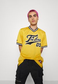FUBU VARSITY - T-shirt estampada - gold