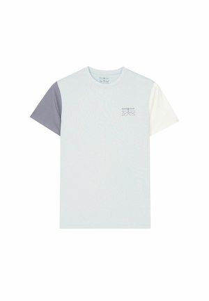 Hellblaues T-Shirt mit kurzen Ärmeln, ein grauer Ärmel links, ein weißer Ärmel rechts und eine kleine Grafik auf der linken Brust.