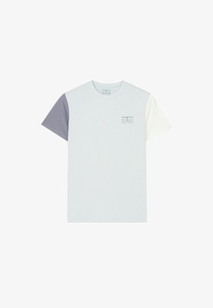 Hellblaues T-Shirt mit kurzen Ärmeln, ein grauer Ärmel links, ein weißer Ärmel rechts und eine kleine Grafik auf der linken Brust.