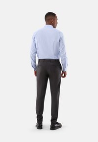 Hellblau gestreiftes Hemd, graue Hose und schwarze Schuhe. Das Hemd hat einen klassischen Kragen und Knopfmanschetten; die Hose hat Gesäßtaschen.