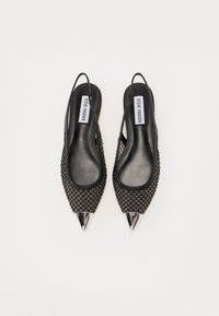 Musta verkkomateriaali slingback-kengät, joissa on terävät hopeiset kärjet. Ominaisuuksiin kuuluu texturoitu päällinen ja sileä sisävuori. Suunnittelu tarjoaa avoimen kantapään tyylin.