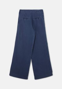 Pantaloni a gamba larga blu navy con due tasche posteriori a filetto e cintura cucita, presentati in orizzontale su uno sfondo bianco.