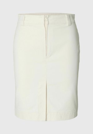 Fustă albă până la genunchi, cu fermoar frontal, talie cu curea și o despicătură centrală în față.