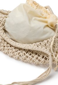 Borsa in tessuto naturale con chiusura a cordoncino, caratterizzata da un design in macramè intrecciato color beige e una fodera interna liscia color crema.