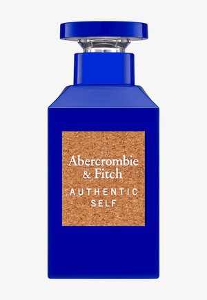 Dyp blå rektangulær parfymeflaske med korkteksturert etikett som viser Abercrombie & Fitch Authentic Self og en rund blå kork.