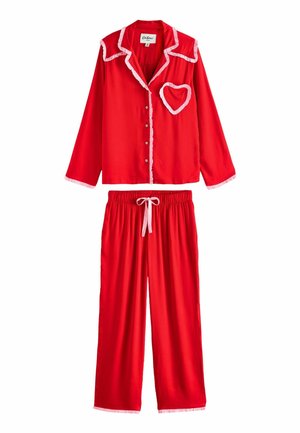 Ensemble de pyjama rouge comprenant un haut à boutons avec un bord festonné blanc et une poche en forme de cœur, associé à un pantalon à taille élastique assorti. Texture lisse.