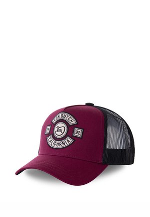 Casquette rouge et noire avec une visière arrondie, un dos en mesh et un logo brodé avec "Von Dutch California" et des détails numériques.