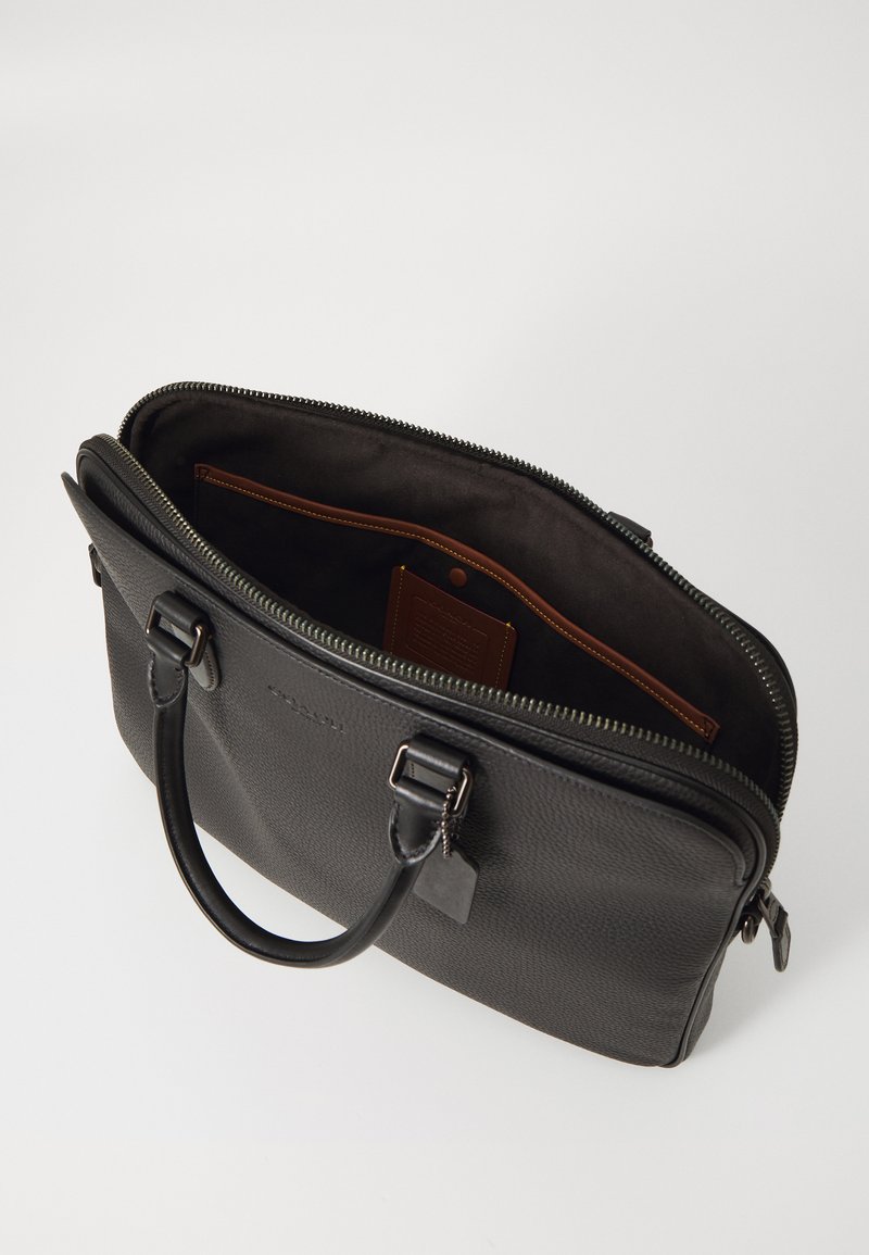 Pochette nera in pelle con esterno testurizzato, chiusura con zip, doppi manici e una tasca interna marrone per l'organizzazione.