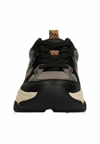 Zwarte en beige sneaker met een bovenwerk van mesh en leer, voorzien van zwarte veters, een gestructureerde bruine trekband en een dikke zwarte zool.