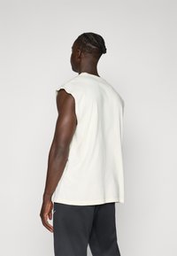 Nike Performance TEE GYM CULTURE - Tricou cu imprimeu - pale ivory