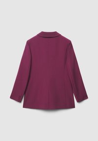 Blazer magenta avec col cranté, manches longues et détails de poignet à trois boutons. Texture lisse avec un design ajusté et structuré.