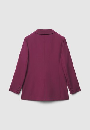 Blazer magenta con collo a revers, maniche lunghe e dettagli con polsini a tre bottoni. Texture liscia con design su misura e strutturato.