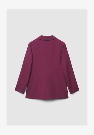 Blazer magenta con collo a revers, maniche lunghe e dettagli con polsini a tre bottoni. Texture liscia con design su misura e strutturato.