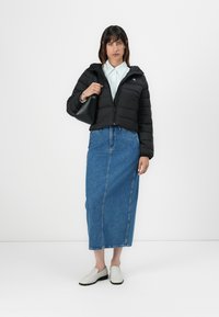 Calvin Klein Jeans LIGHTWEIGHT QUILTED JACKET - Pūkinė striukė - black