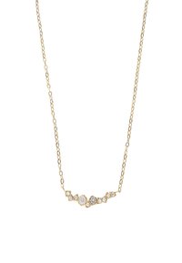 El collar de oro presenta una delicada cadena con un centro curvado adornado con seis piedras preciosas redondas y transparentes de diferentes tamaños.