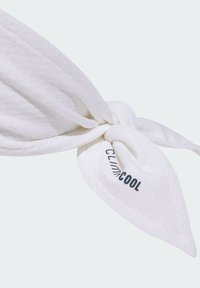 Écharpe blanche en tissu texturé, présentant un design noué. Accentuée avec "CLIMACOOL" imprimé en noir sur un côté.