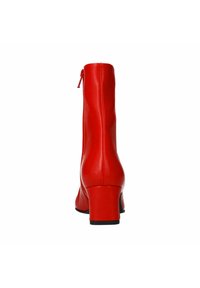 Rote Leder-Stiefelette mit Reißverschluss, Blockabsatz und glatter Textur. Die Rückseite der Stiefelette ist elegant und enganliegend.