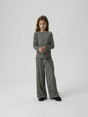 Zwart-wit luipaardprint lange mouwen top en wijde broek, gemaakt van lichtgewicht stof, met een relaxte pasvorm en een ronde hals.