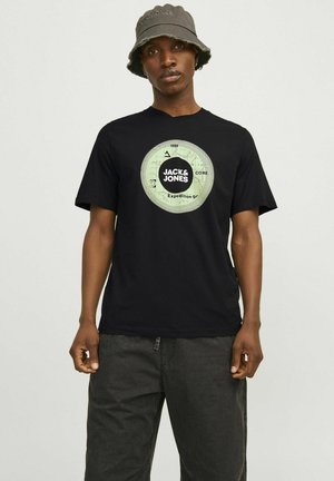 Crna pamučna majica s kružnim zelenim grafičkim tiskom s natpisima "JACK & JONES" i "Expedition 99" na prsima, okrugli izrez, kratki rukavi.