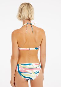 Bikini con motivi floreali colorati, spalline regolabili alla nuca e chiusura a gancetto, realizzato in materiale liscio e elastico.