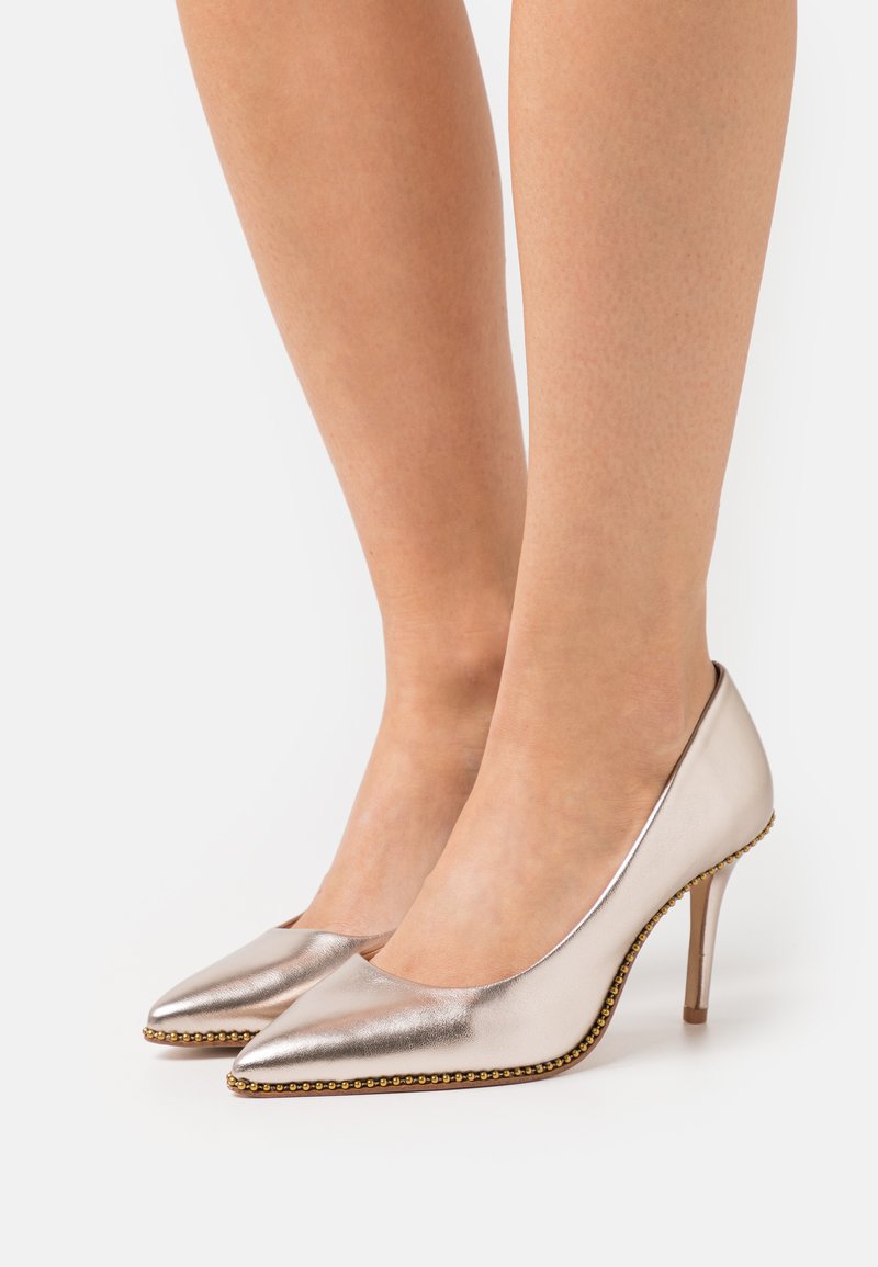 Coach WAVERLY METALLIC Klassiske pumps champagne/gullfarget Zalando.no