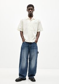 PULL&BEAR BALLOON FIT WITH EMBROIDERED POCKET - Relaxed fit -farkut - blue denim