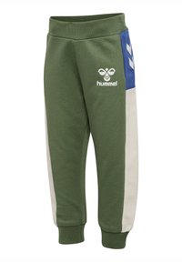 Groene katoen sweatpants met een blauwe zijkant, witte accenten en het Hummel-logo. Het heeft een geribbelde tailleband en boorden.