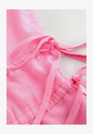 Roosa kangas tekstuurse pinnaga, millel on reguleerimiseks paelad. Lukustusega disain ja ääriäärte kokkupanek.