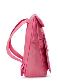 Rosa Rucksack aus glattem Stoff mit gepolsterten Trägern, Klappenverschluss und Reißverschluss außen. Hat eine strukturierte, rechteckige Form.