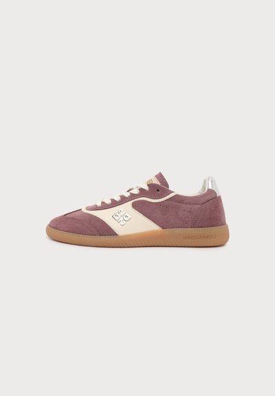 Baskets en daim bordeaux à profil bas avec panneau latéral beige, semelle en gomme, lacets blancs, languette métallique au talon et petit logo de la marque sur le côté.