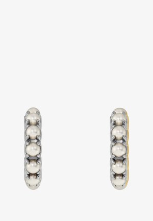 Pendientes de aro de plata que presentan una fila de pequeñas perlas blancas alternadas con acentos de plata, creando un diseño texturizado y elegante.