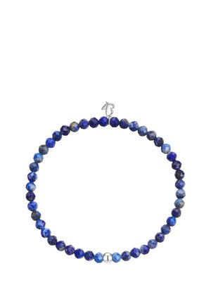 Armband met geslepen ronde blauwe stenen en een kleine zilveren kraal, vastgezet met een zilveren sluiting op een witte achtergrond.