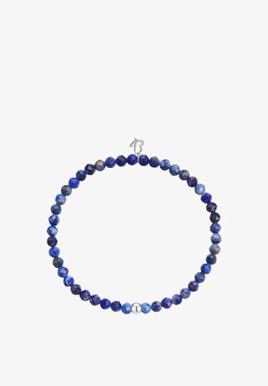 Bracelet avec des pierres bleues rondes facettées et une petite perle en argent, sécurisé par un fermoir en argent sur fond blanc.