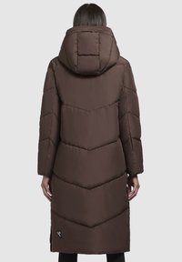 Geacă puffer maro cu glugă, având un model în zigzag și manșete elastice. Are un detaliu cu logo pe lateral și lungime până la jumătatea gambei.