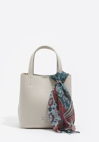 Borsa a mano in pelle grigia con due manici corti, decorata con una sciarpa blu a motivi legata al manico. Logo nella parte anteriore inferiore.