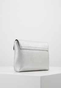 Borsa clutch in pelle testurizzata argento con patta pieghevole, forma rettangolare e design minimalista. Superficie liscia con dettagli sottili.
