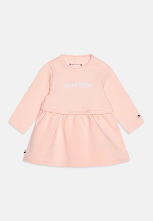 Lyserød babykjole med lange ærmer, tekstureret overdel, samlet skørt og "Hilfiger"-tekst broderet foran.