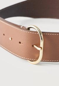 Καφέ δερμάτινη ζώνη με λευκό ραφές και χρυσή στρογγυλεμένη ορθογώνια αγκράφα, με την επωνυμία "BOSS" στην άκρη της αγκράφας.