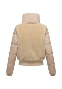 Dik beige jack met een zachte, schapenwollen achterkant. Geribbelde manchetten en zoomdetails, hoge kraag en een eenvoudig logo op de onderrug.