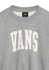 Grijze sweatshirt met "VANS" in grote, witte blokletters. Stof lijkt zacht en heeft een ronde hals. Etiket zichtbaar binnenin de kraag.
