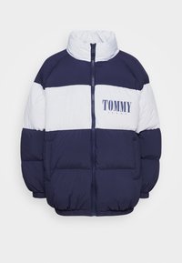 Marinblå och vit pufferjacka med hög krage, framtida dragkedja, fickor, elastiska ärmslut och "TOMMY JEANS"-logotyp på bröstet.