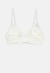 Reggiseno bianco con coppe triangolari imbottite, bordo in pizzo lungo il fondo, spalline regolabili e chiusura posteriore con gancetto e occhiello.