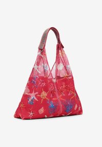 Rote Netzhandtasche in dreieckiger Form, mit bunten Mustern von Seesternen und Blumen sowie einem strukturierten, mehrfarbigen Tragegurt.