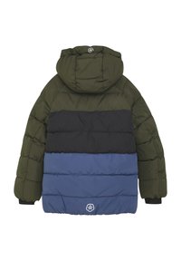 Puffjacka med en grön, svart och blå horisontell färgblockdesign, huva, kviltad textur och logotyp på den nedre delen av ryggen.