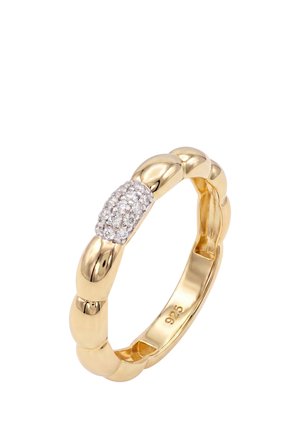 Goldfarbener Ring mit glatten, abgerundeten Segmenten und einem Cluster kleiner klarer Steine, die in einem Abschnitt eingesetzt sind. Im Inneren des Rings mit "925" gestempelt.