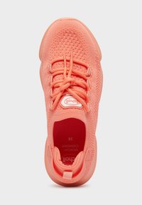 Chaussure de sport corail avec un dessus en tricot texturé, un bout rond et un talon arrondi. Dotée de lacets plats et d'une semelle intérieure rembourrée avec une étiquette de taille.