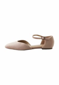 Ballettschuhe aus weichem, rosa Wildleder mit einer spitzen Zehenpartie und Knöchelriemen. Mit Aussparungen an der Seite und einem niedrigen, flachen Absatz.